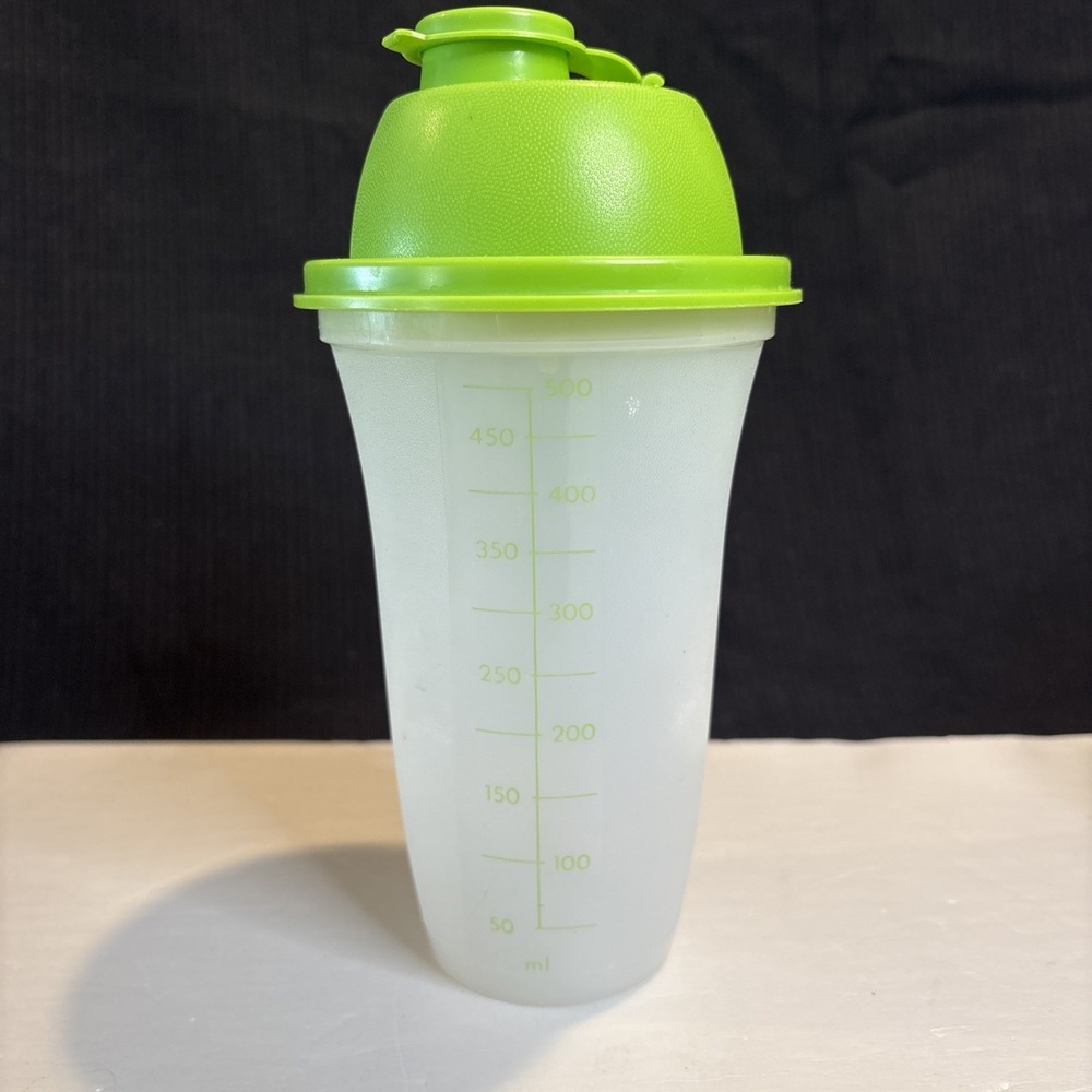 Tupperware Bottle Quick Shaker Blender Green 16 oz Salad Dressing Mixer 844-26